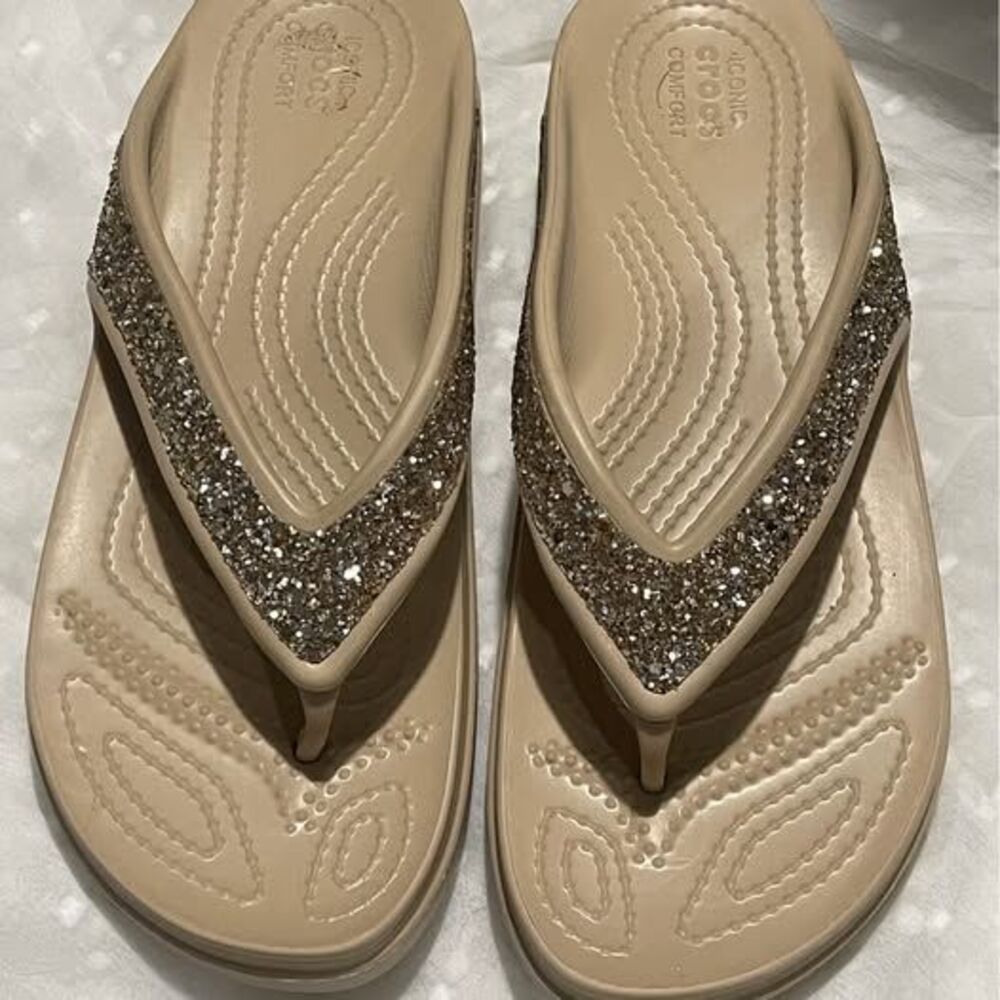New women’s CROCS Iconic Comfort Tan Gold Glitter Flip Flops Size W7 - Picture 2 of 6
